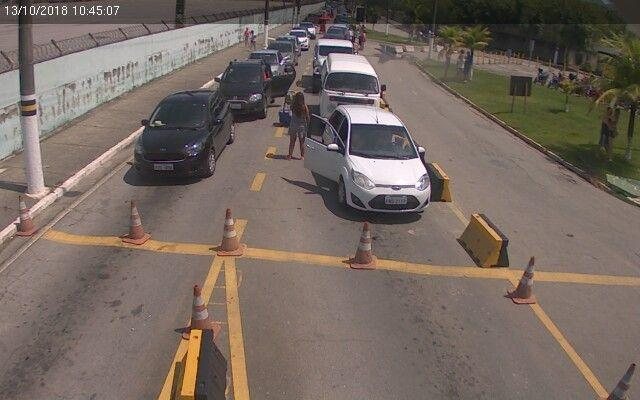 Fila de espera na margem de São Sebastião - Reprodução Dersa