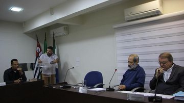 Vereadoers Biró, Ticianelli, Dr. Arnaldo e Silvio Magalhães em sessão semanal da Câmara de Bertioga - Estela Craveiro