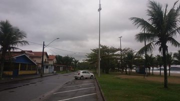 Poste na praia da Vista Linda apenas para retransmissão de sinal - Divulgação