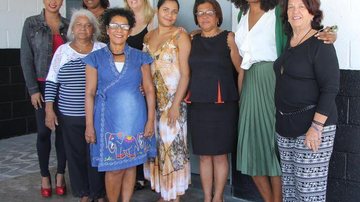 Parte do grupo Pró-Mulher em frente ao espaço onde funcionará o núcleo de atendimento à mulher na Delegacia de Polícia de Bertioga - Estela Craveiro/JCN