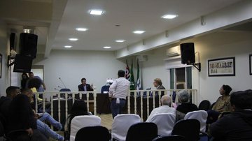 Apenas Ney Lyra, Valéria Bento e Silvio Magalhães compareceram à Câmara de Bertioga - Estela Craveiro/JCN
