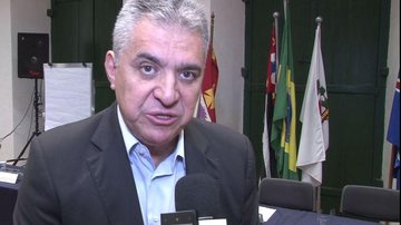 Valter Suman em entrevista na sede da Agência Metropolitana da Baixada Santista - Estela Craveiro/JCN