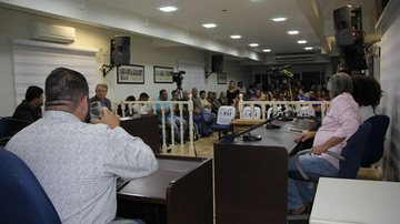 Vereadores receberam servidores antes da sessão da Câmara Municipal na terça-feira, 15 - JCN
