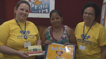 Tatiane Aparecida exibe orgulhosa o prêmio que ganhou para a mãe - JCN