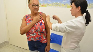 Pessoas com 60 anos ou mais, profissionais das áreas de saúde e educação, crianças com idade de seis meses a cinco anos e pessoas com comorbidade comprovada devem tomar a vacina contra a gripe - Diego Bachiéga/PMB