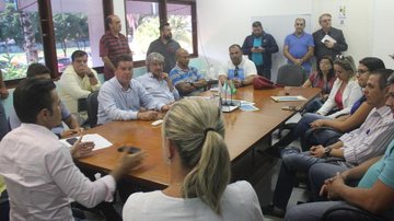 Prefeito Caio Matheus em reunião com servidores públicos e vereadores - Pedro Rezende/Câmara Municipal