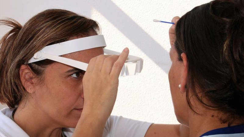 Entre os sintomas da doença estão olhos vermelhos e lacrimejantes, inchaço nas pálpebras e intolerância à luz - Divulgação/PMC