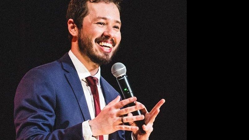 Victor Camejo traz seu novo espetáculo para o Festival de Comédia Caiçara - Divulgação