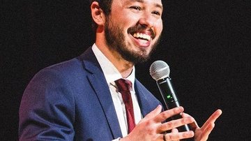 Victor Camejo traz seu novo espetáculo para o Festival de Comédia Caiçara - Divulgação