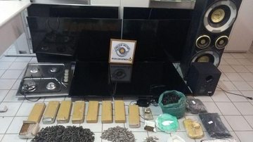 Aparelhos eletrônicos e drogas apreendidos no bairro Chácaras - Divulgação Polícia Militar
