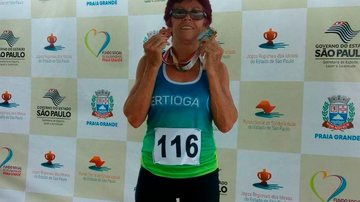 Alba Lima Alves e sua medalha de ouro no pódio da final estadual do Jori 2018 - Divulgação/PMB
