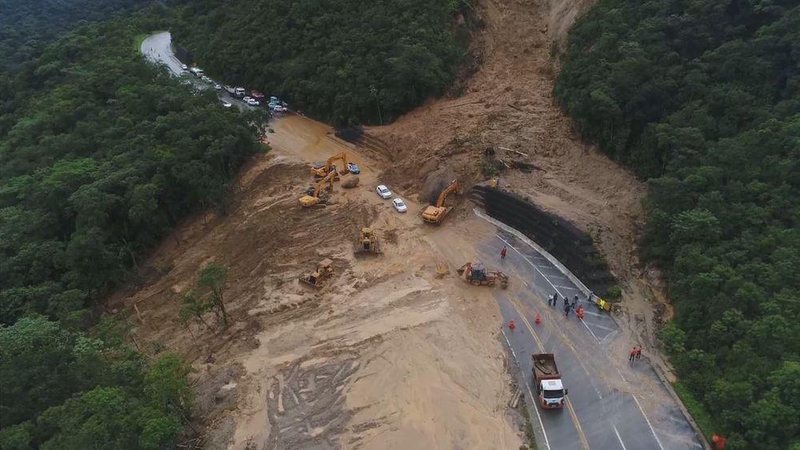 Rodovia foi interditada quatro vezes em decorrência de deslizamentos - Renato Inácio