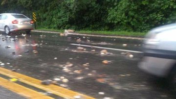 Deslizamento de pedras não atingiu veículos; ninguém ficou ferido - Aconteceu em Bertioga
