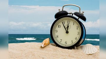 Até o fechamento da matéria, 71,1% dos internautas que responderam a enquete preferem a volta do horário de verão Horário de verão Despertador na praia com o mar para trás - Reprodução