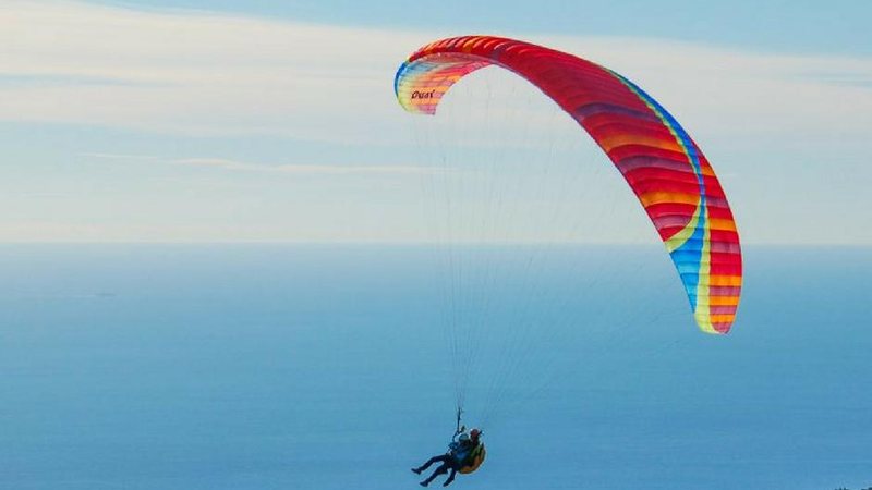 Parapente (Paraglider em inglês) é uma modalidade de voo livre considerado esporte radical Voo de Paraglider - Imagem: Portal Costa Norte