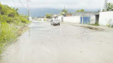 Buracos na rua atrapalham o fluxo de veículos - Costa Norte