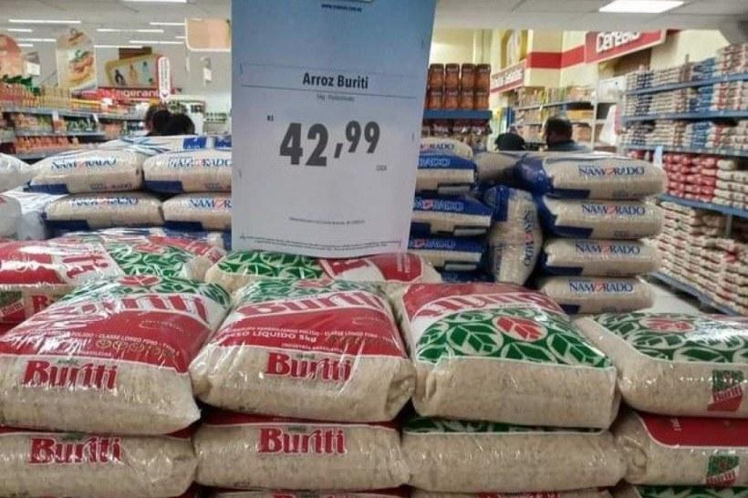 pacotes de arroz de 5 kg sendo vendidos por R$ 42,99 numa rede de supermercados do Paraná