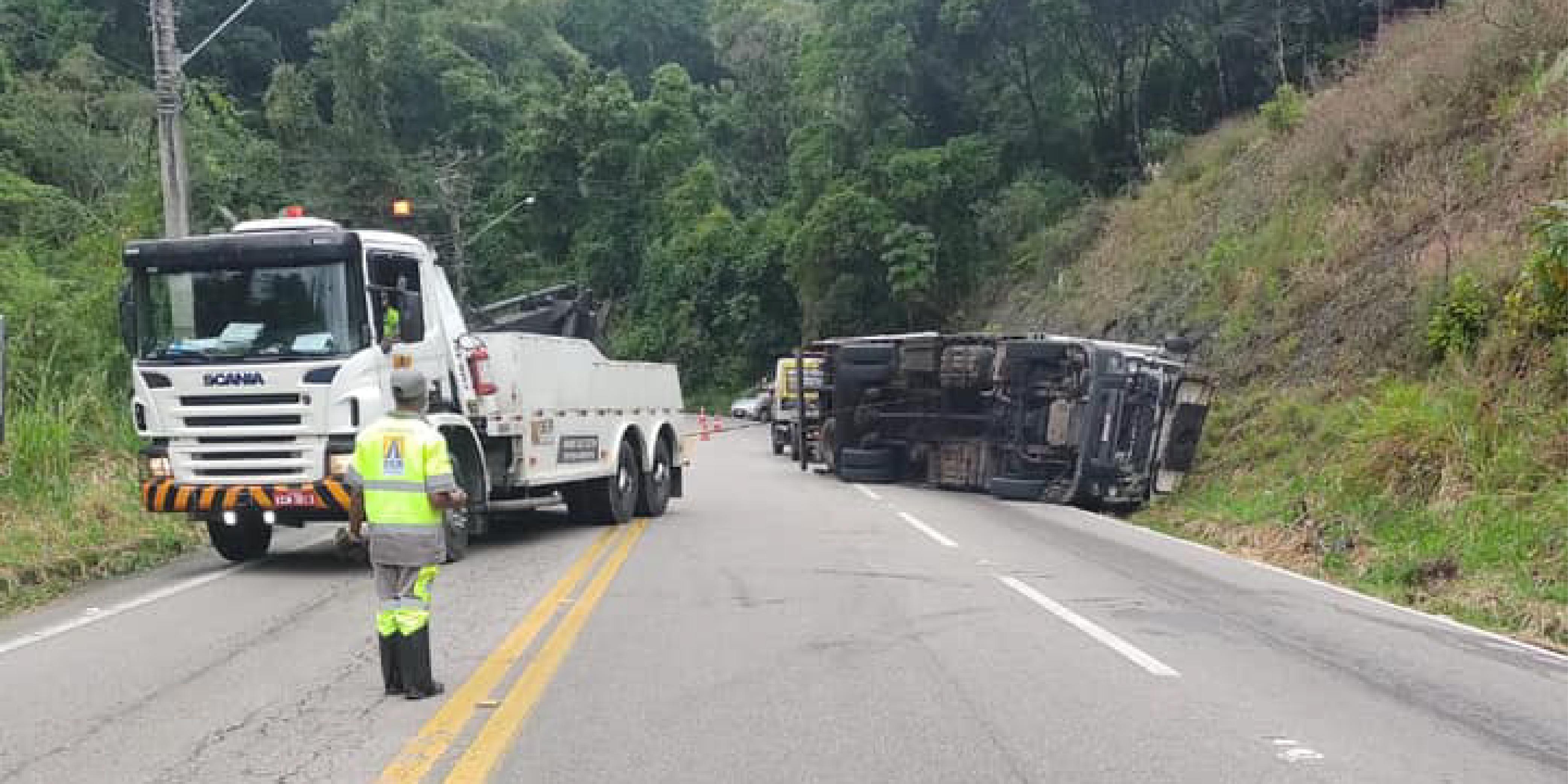 Caminhão tomba na BR-251, em São Sebastião