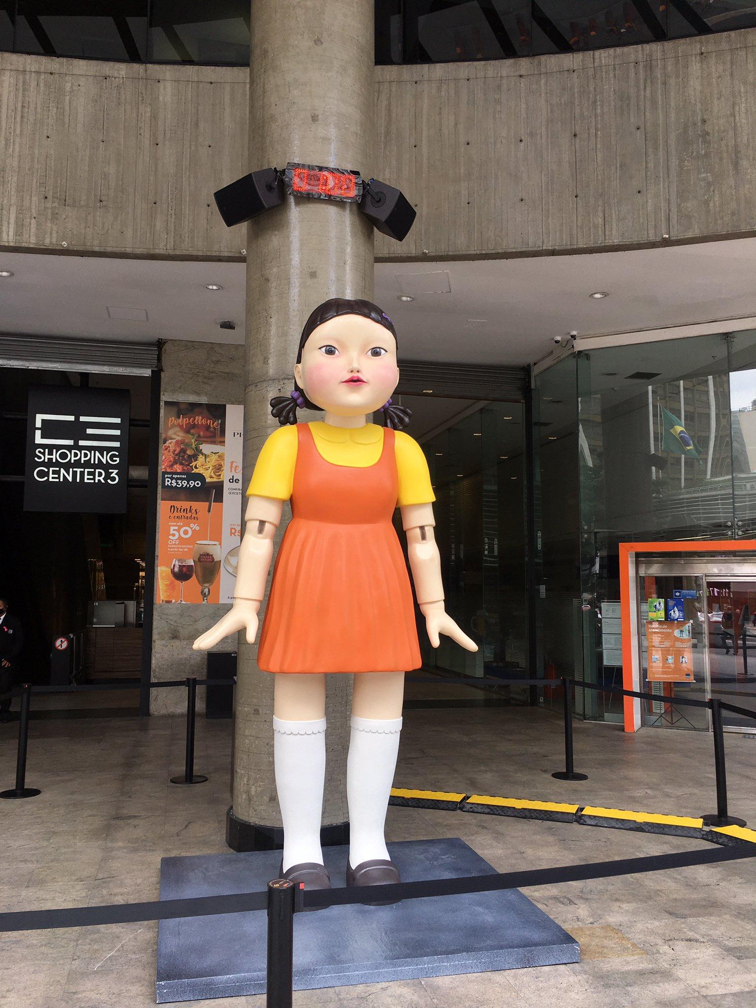 Shopping instala boneca assassina de Round 6 para vigiar pedestres