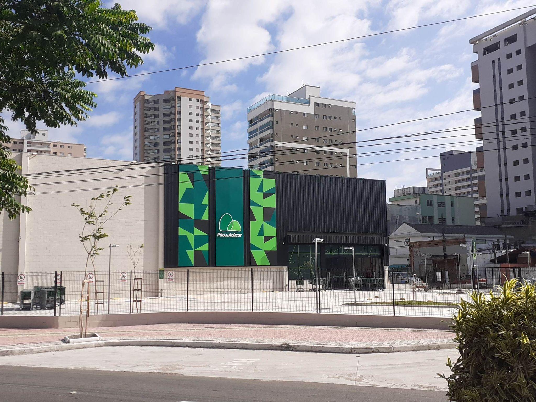 Canto do Forte, em Praia Grande, é sinônimo de sofisticação, qualidade de vida e uma das melhores praias do litoral paulista. Localizado em uma das regiões mais valorizadas da cidade, o bairro encanta por unir natureza preservada, infraestrutura moderna e um estilo de vida exclusivo, ideal tanto para morar quanto para investir. Com mar mais tranquilo, faixa de areia bem cuidada, ciclovias, áreas verdes e vista privilegiada, o Canto do Forte se destaca como referência em bem-estar, segurança e valorização imobiliária. Além disso, a proximidade com restaurantes renomados, comércios selecionados e fácil acesso às principais vias faz do Canto do Forte o destino perfeito para quem busca viver o melhor de Praia Grande com conforto, elegância e alto padrão.