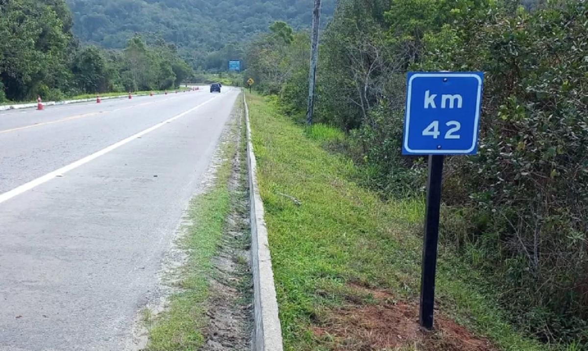 Estradas curvas. dirigindo estrada de faixa de asfalto, estrada de