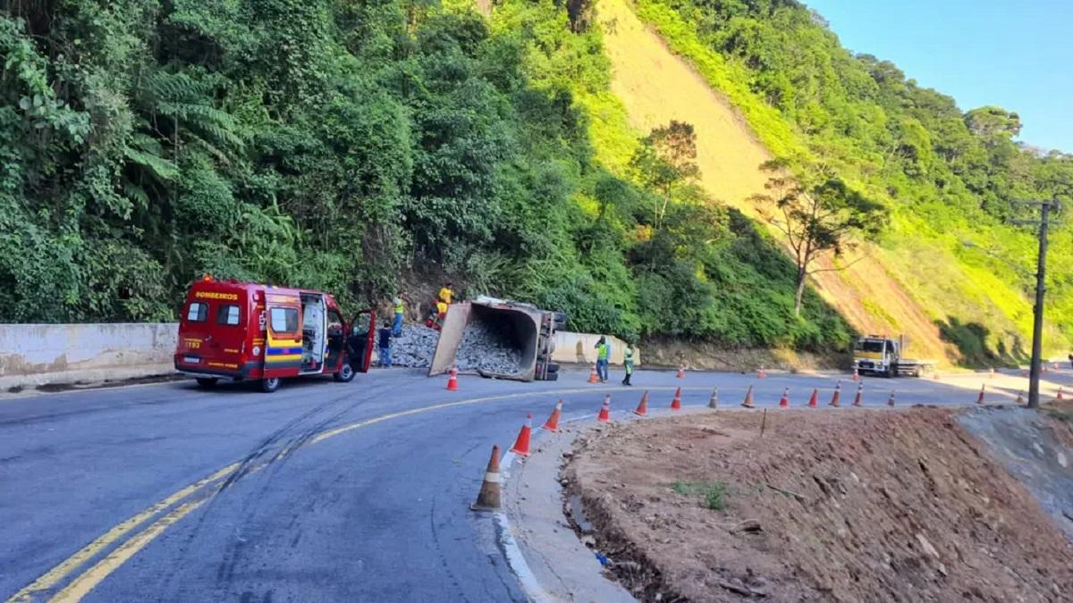 Caminhão tomba na BR-251, em São Sebastião