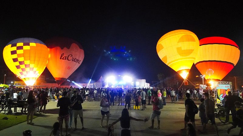 Balões em festival em Guarujá