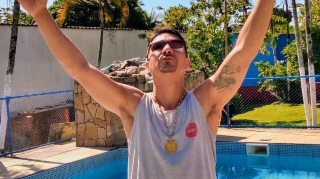 homem com mãos para o alto