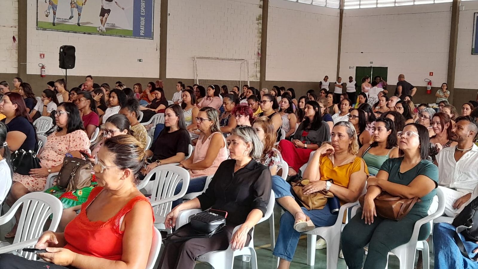 Público assistindo a palestra sobre inclusão de pessoas com deficiência intelectual
