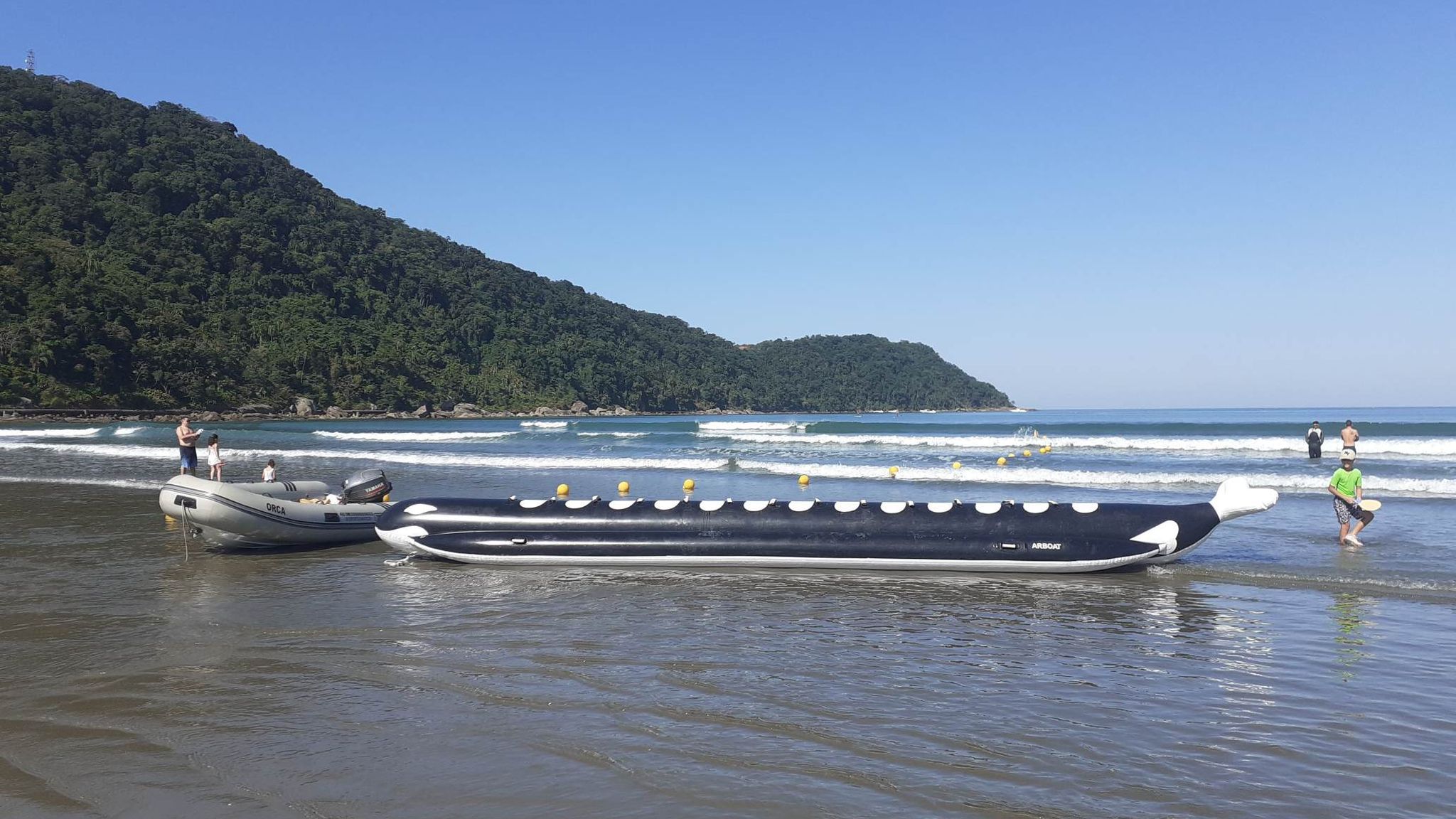 Orca Boat na praia do Canto do Forte, em Praia Grande