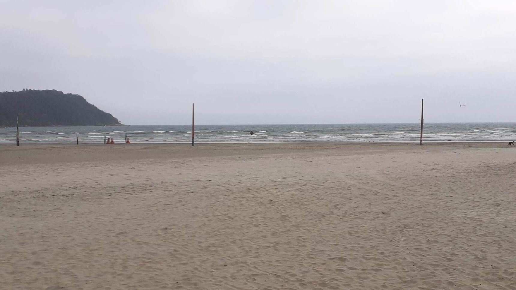 Praia do Canto do Forte, em Praia Grande, com tempo nublado