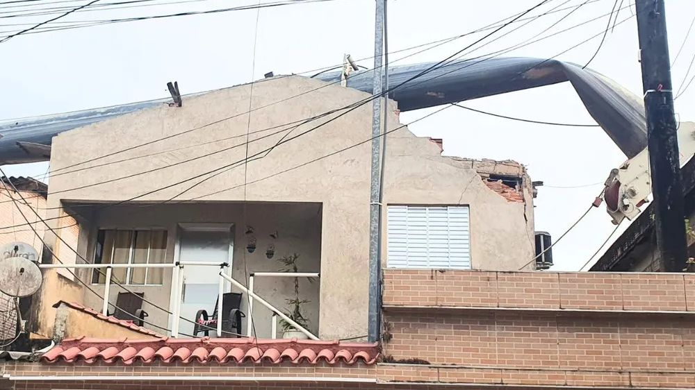 Cada parcialmente destruída pós torre cair sobre imóveis 