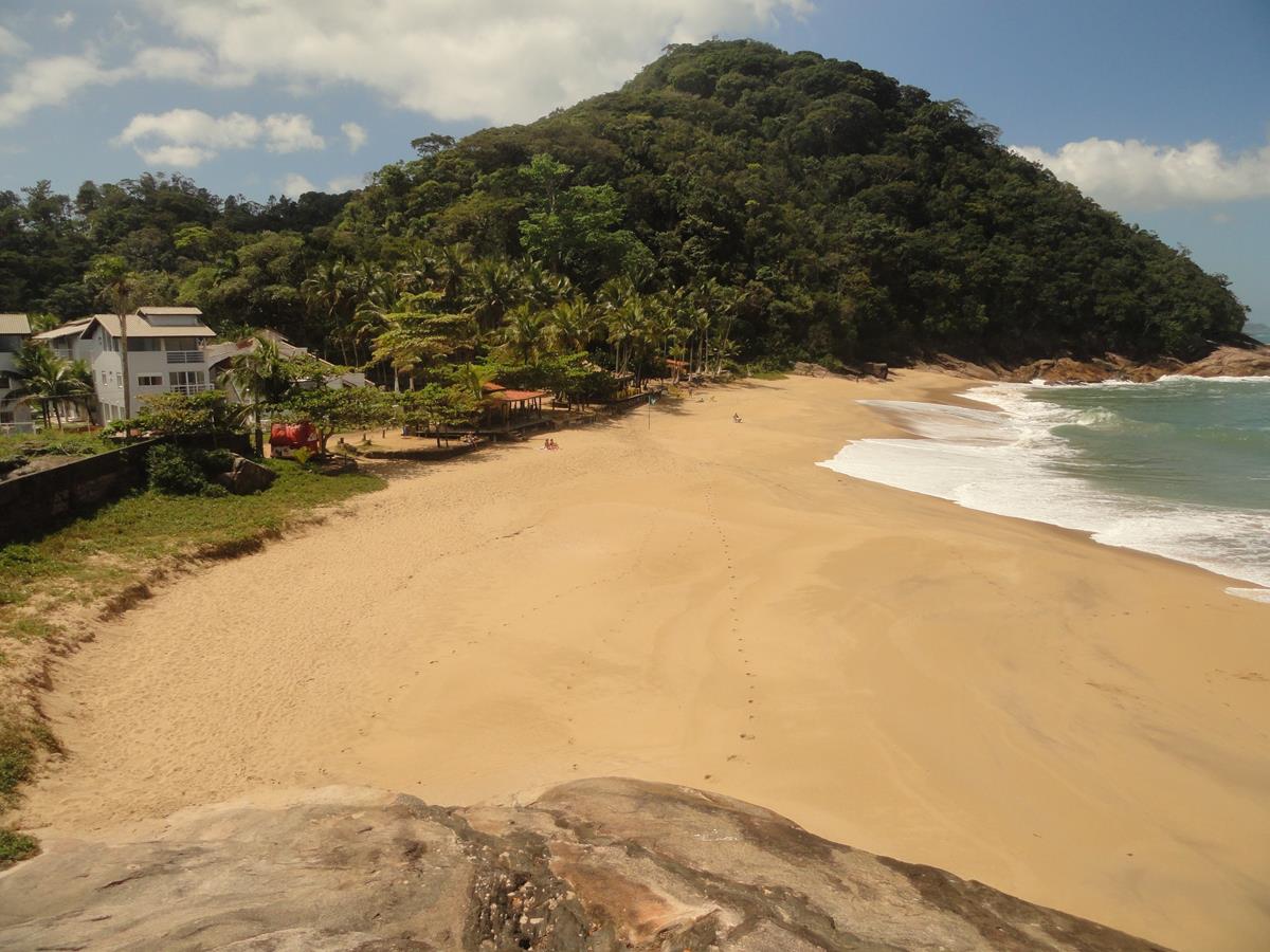 Visão panorâmica da praia do Sununga