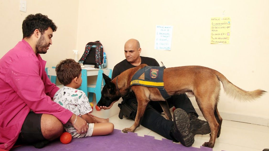 Cão da GCM de Santos com criança