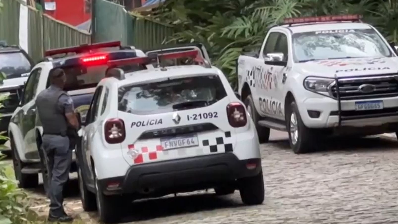 Várias viaturas policiais em rua