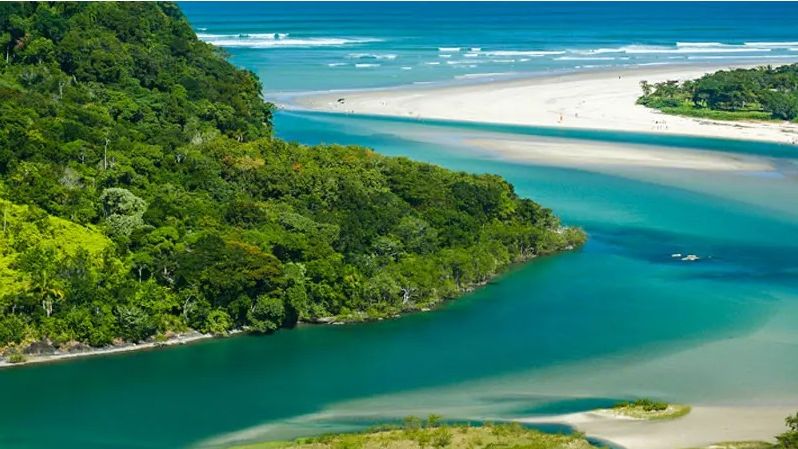 vista aérea de Praia deserta em Bertioga