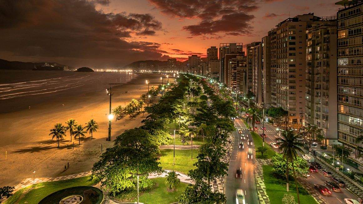 Imagem aérea da orla de Santos no por do sol