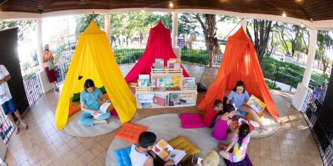 cabanas coloridas com crinaças lendo
