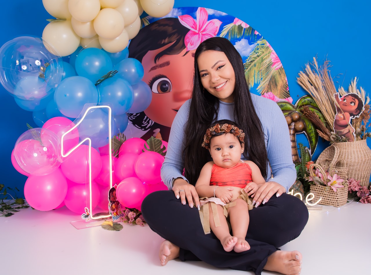 mulher com bebê fantasiada de Moana