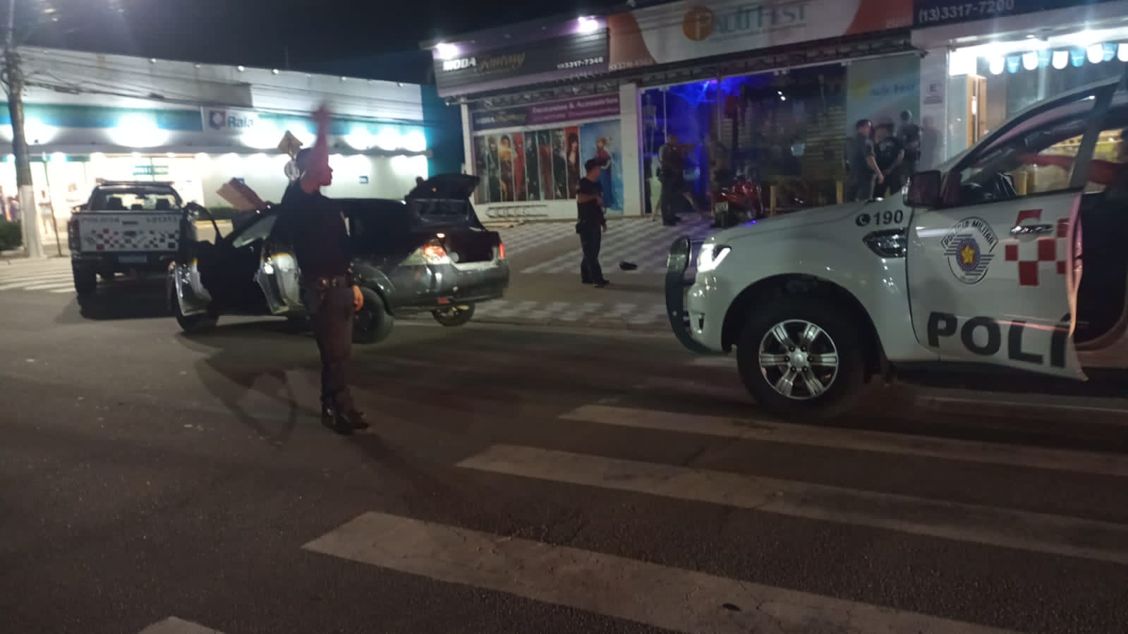 policiais e carros 