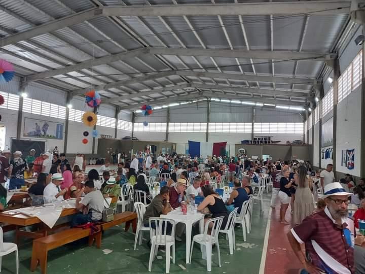 pessoas comendo em ginásio