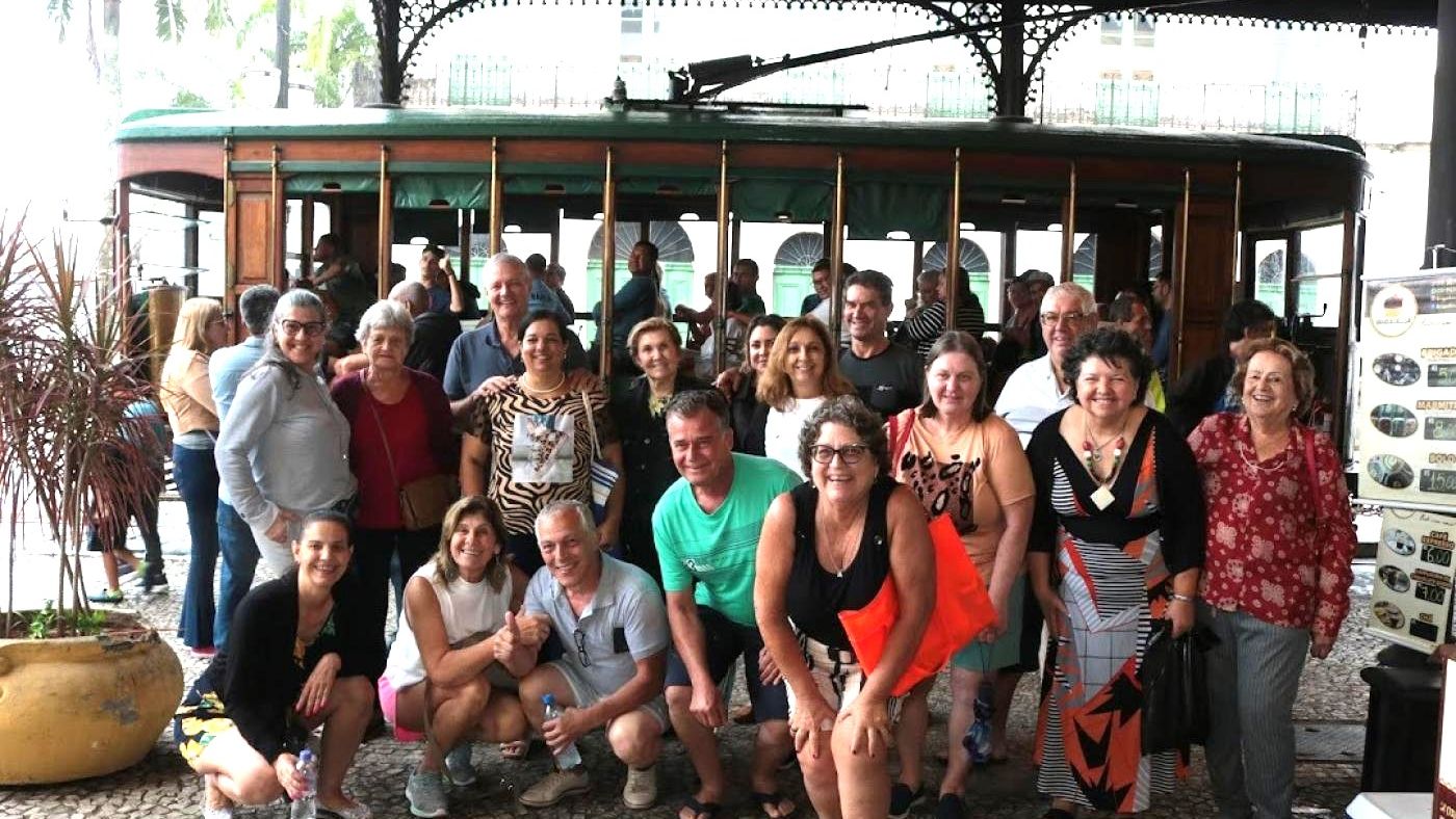 Turistas no bonde de Santos