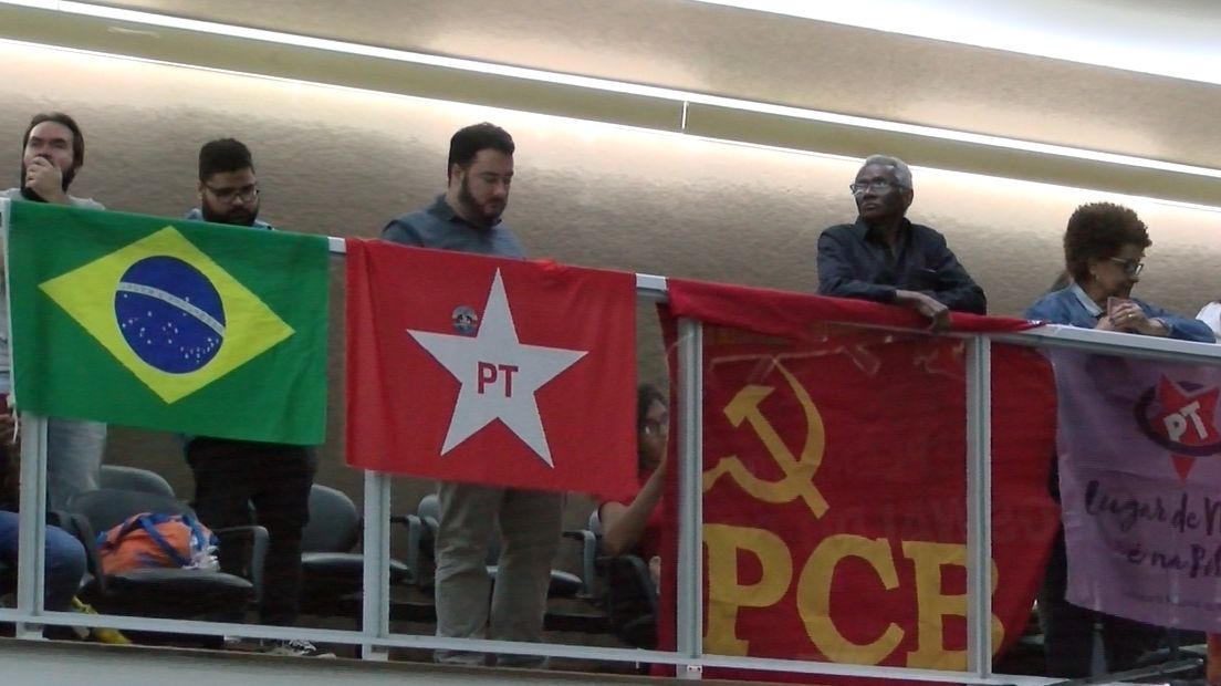 Manifestantes durante a sessão na Câmara de Santos 