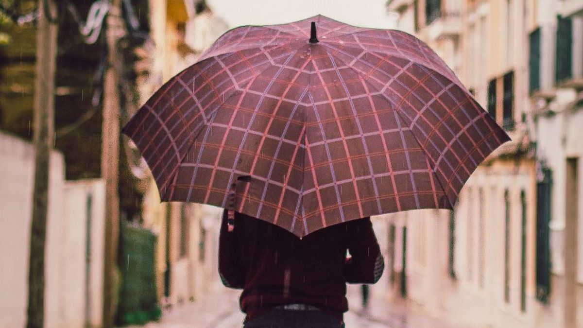 pessoa com guarda-chuva na chuva