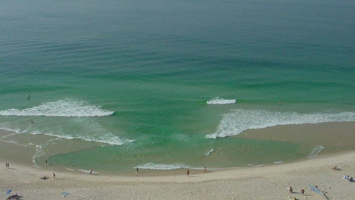 Vista aérea de corrente de retorno em praia