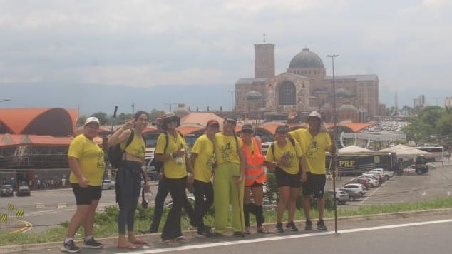 Imagem com romeiros de Ilhabela no momento da chegada em Aparecida