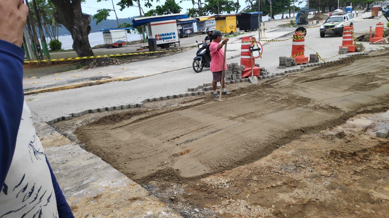 obras na avenida Iperoig, em Ubatuba