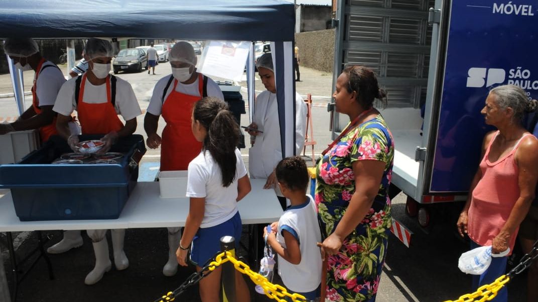 Pessoas na fila do Bom Prato Móvel