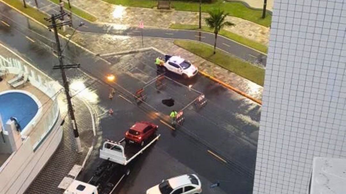 Carro sendo retirado de guincho em PG