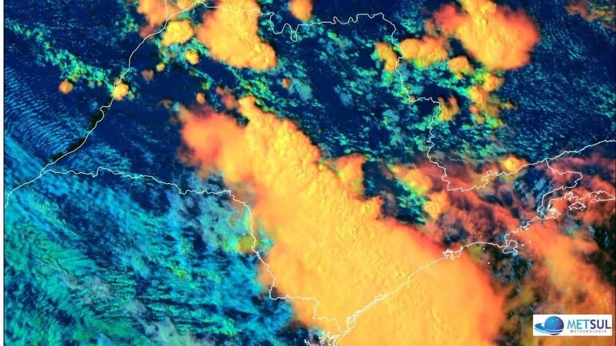 Imagem de satélite de tempesatde que atingiu a Baixada Santista